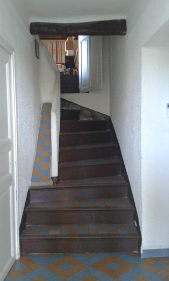 l'ancien escalier, les plafonds des bureaux bas et menaçants de s’effondrer