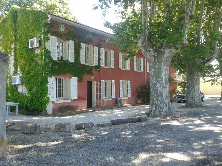 l'ancienne façade, avec une petite porte mal isolée et un enduit en très mauvais