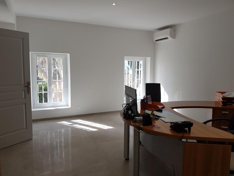 les bureaux lumineux et bien isolés offre espace et confort