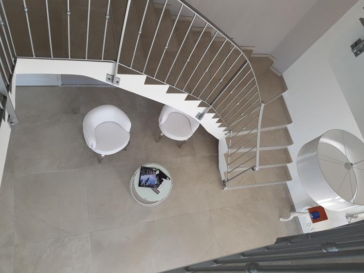 l'escalier colonne vertébrale du bâtiment mène de l'accueil aux bureaux 