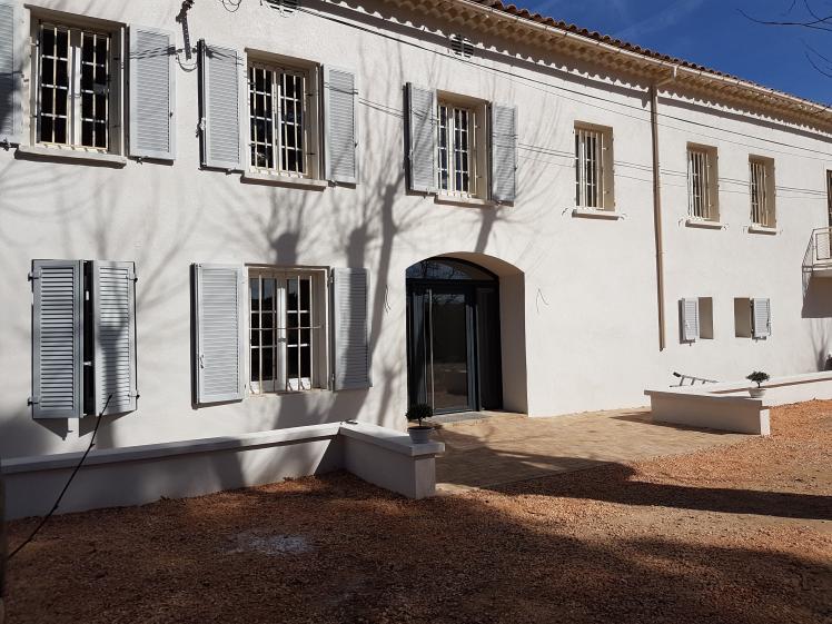 la bastide rénovée, l'entrée plus large et au centre du bâtiment accueille génér