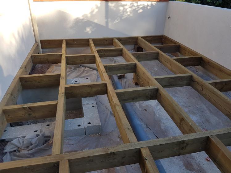 dehors la terrasse de plein pied se prépare, la structure de qualité assure que 