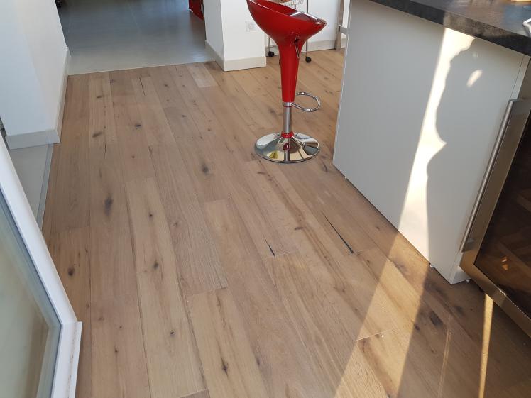 traitement des sols, ici le parquet on voit au fond la démarcation avec le carre