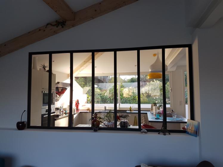 les vitres atelier sépare la cuisine du salon tout en laissant la vue dégagée