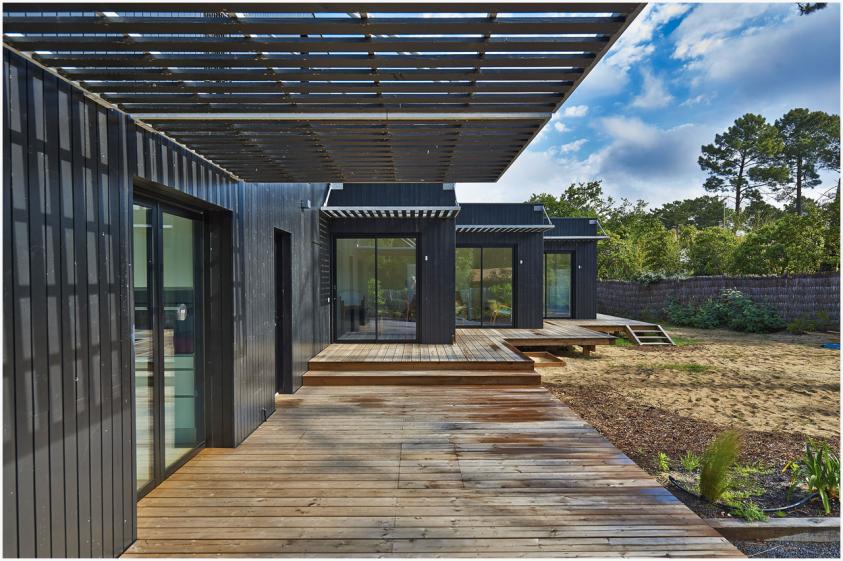 Des protections solaires horizontales marquant les espaces de circulation