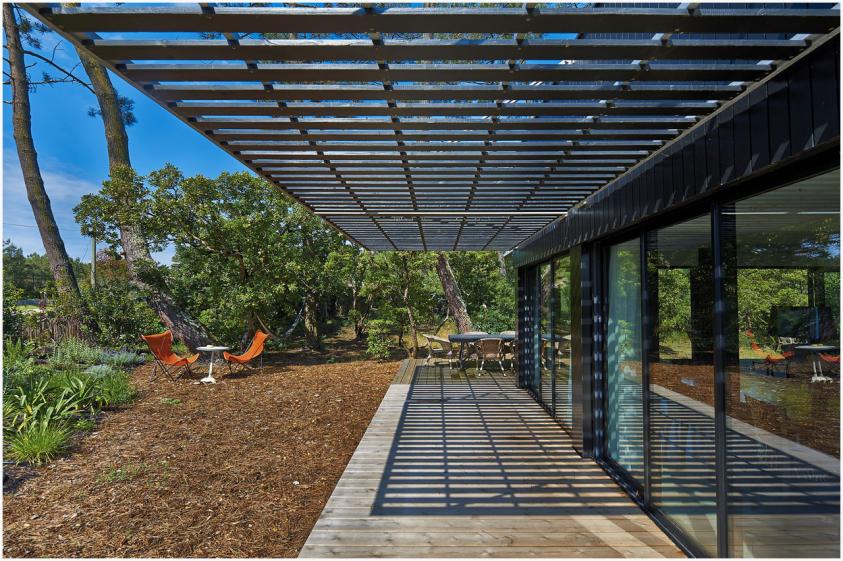 Des protections solaires horizontales marquant les espaces de circulation