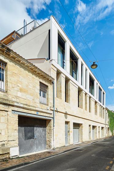 La façade existante et sa surélévation
