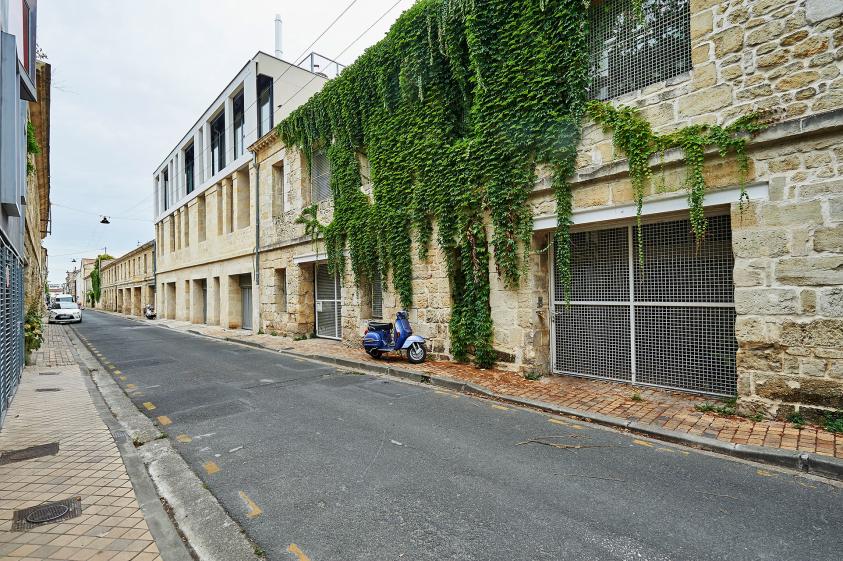 La façade existante et sa surélévation