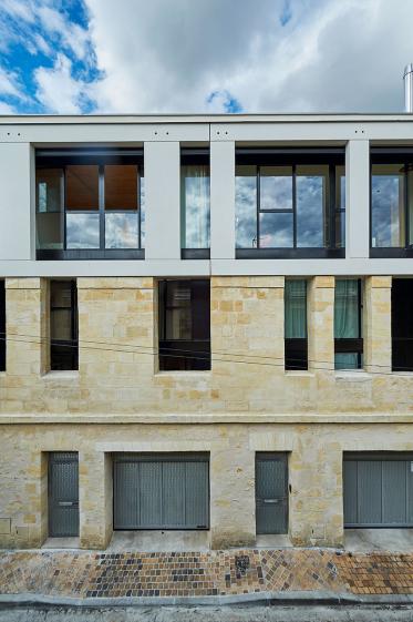 La façade existante et sa surélévation