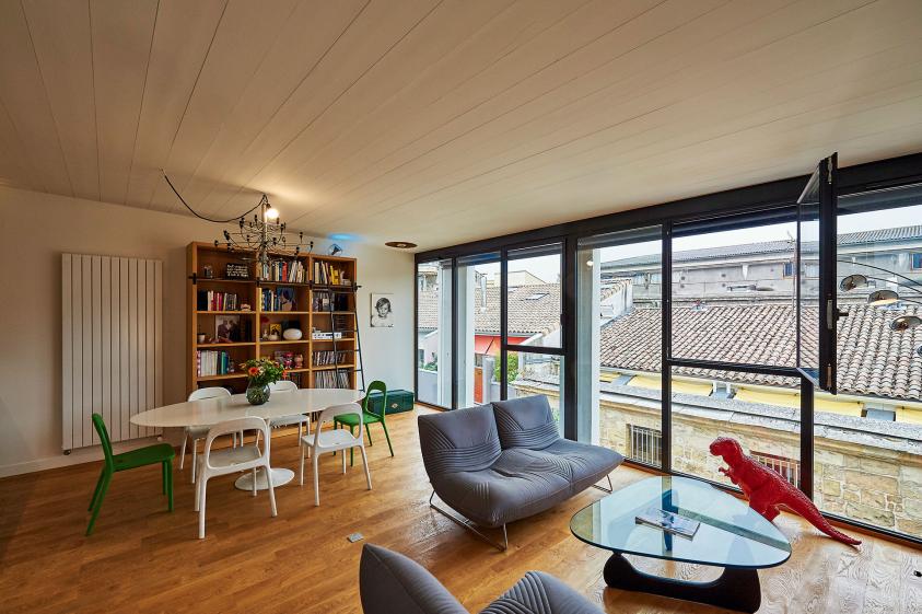 Un salon largement ouvert à la lumière du jour