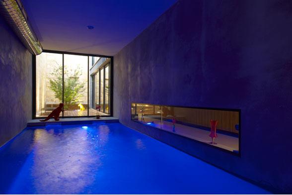La piscine intérieur entre deux patios