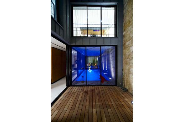 Vue sur la piscine et la terrasse
