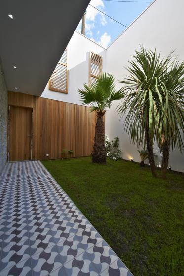 Le patio d'entrée dissimulé par la la façade