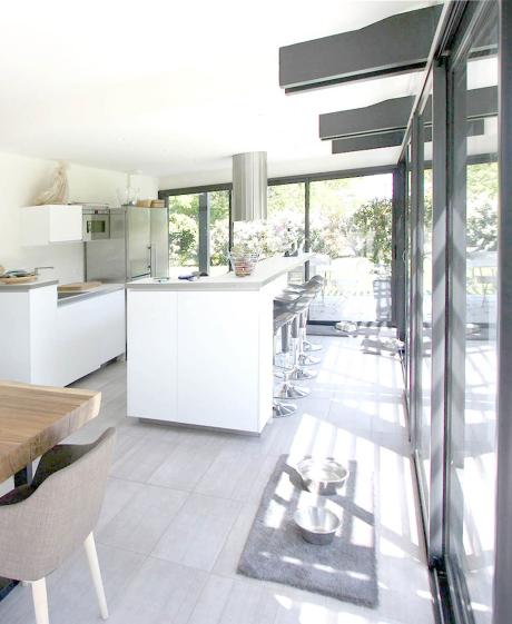 L'espace de préparation des repas est largement ouvert sur le jardin