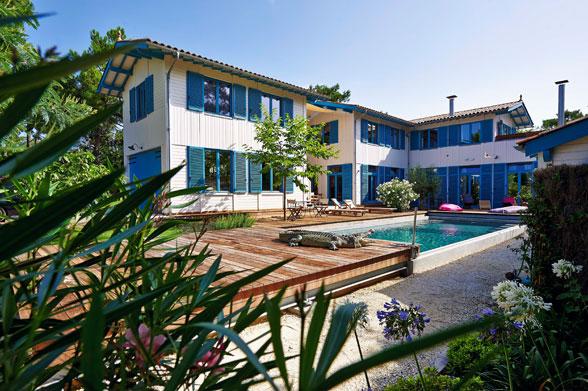 L'habitation s'implante autour d'une généreuse piscine
