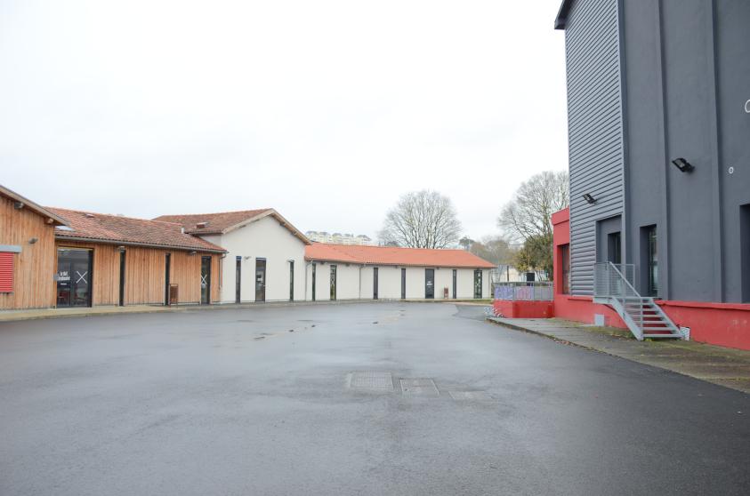 Administration dans ancienne chaîne d'abattage des volailles