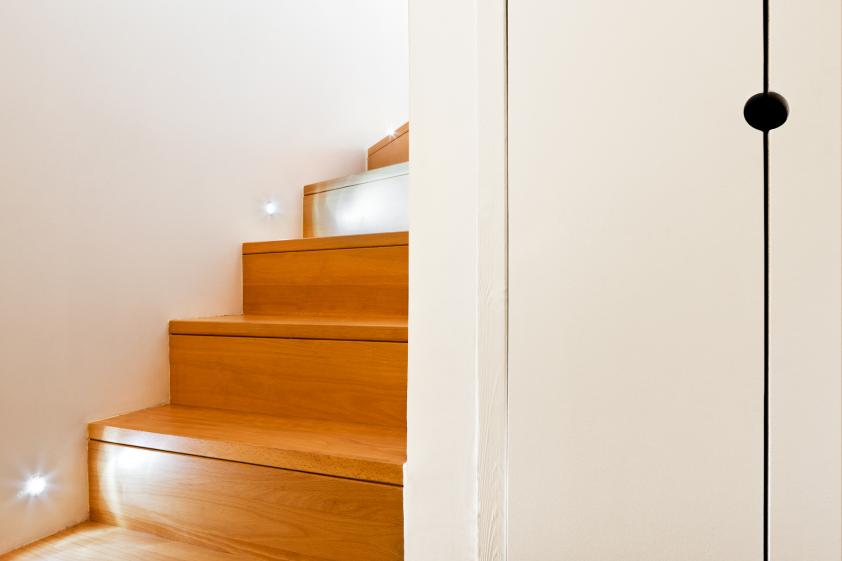 escalier et placard de l'entrée 