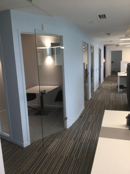 espace ouvert et cabines confidentielles 