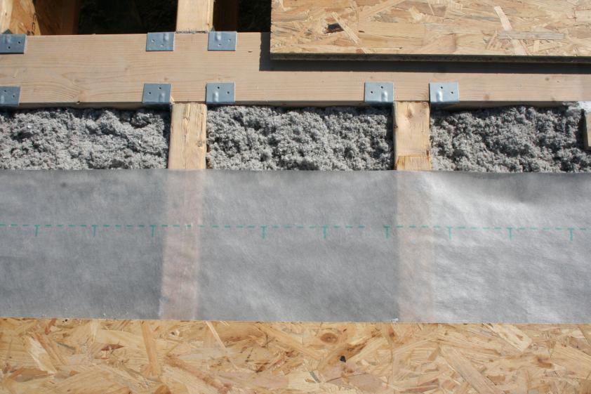 Isolation en ouate de cellulose. Pose du pare-vapeur puis des dalles OSB 22mm