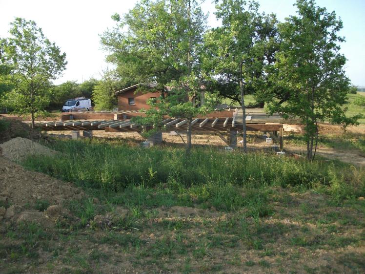 Insertion parmi la végétation. Réalisation du plancher bois sur pilotis.