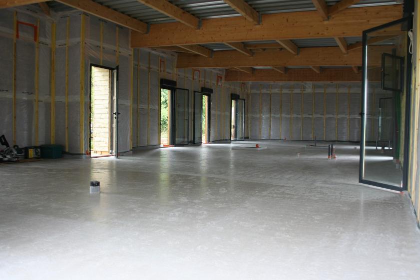 Coulage de la chape anhydrite, pour apporter de l'inertie à la maison.