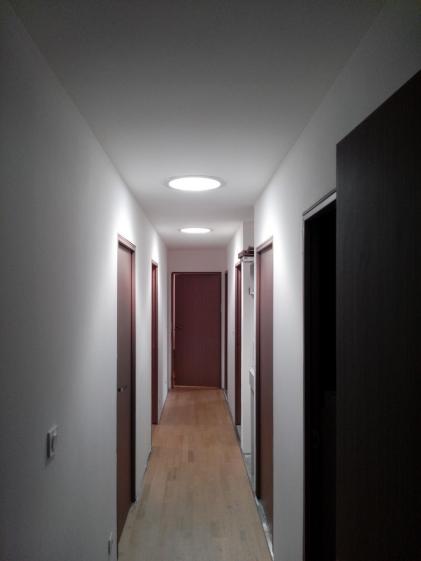 Pose de suntunnels apportant une lumière naturelle dans le couloir.