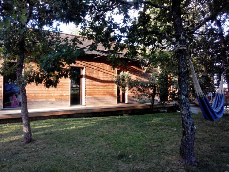 4 ans après : la maison est totalement insérée  dans son environnement.