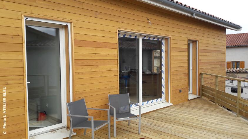 La terrasse bois dans le prolongement du salon