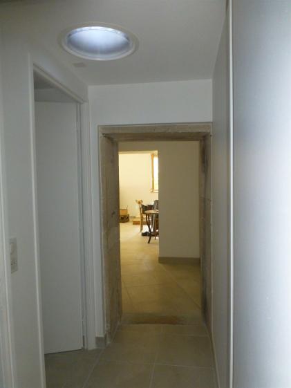 Après travaux, puit de lumière installé dans un dégagement très sombre.