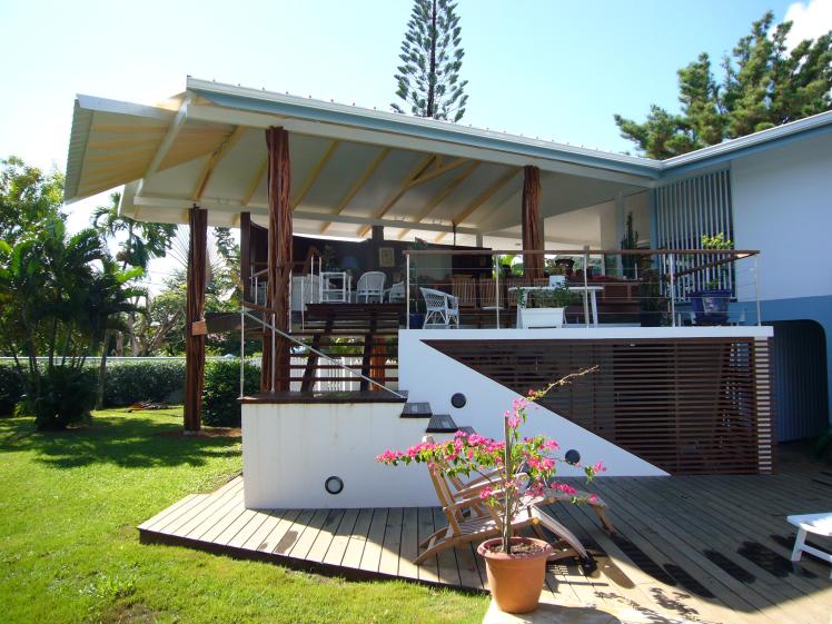 Terrasse entre piscine et extension