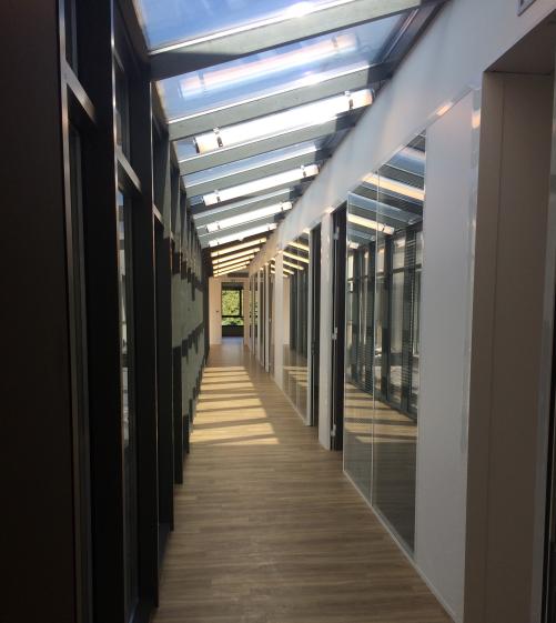 couloir desservant bureaux