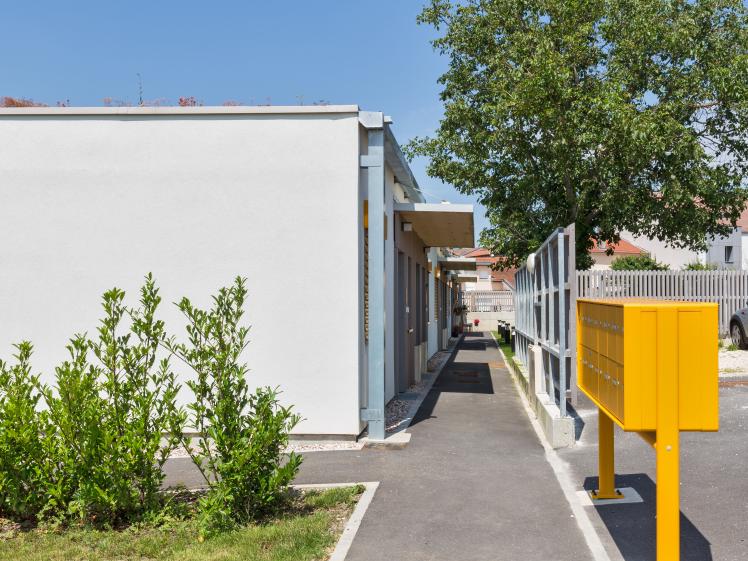 12 Logements Séniors // Entrées façade est