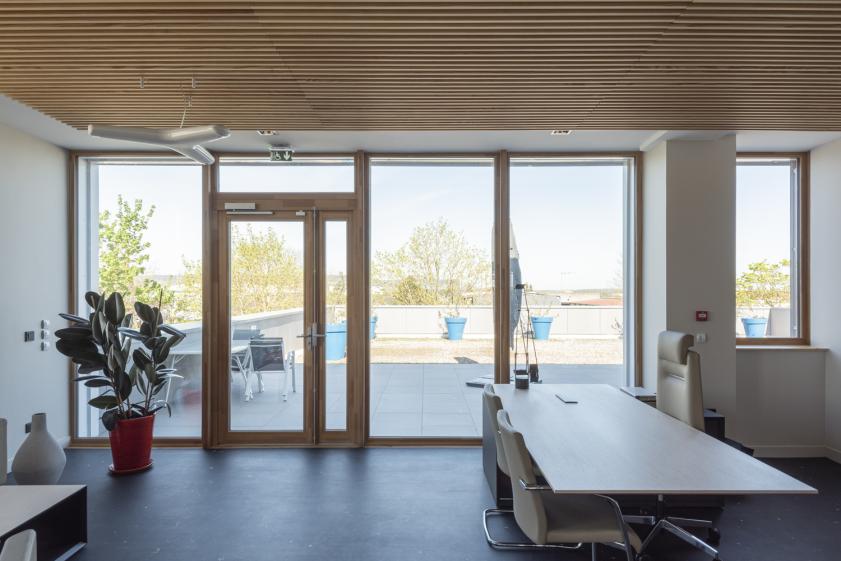 Immeuble de bureaux // Bureaux donnant sur la toiture terrasse
