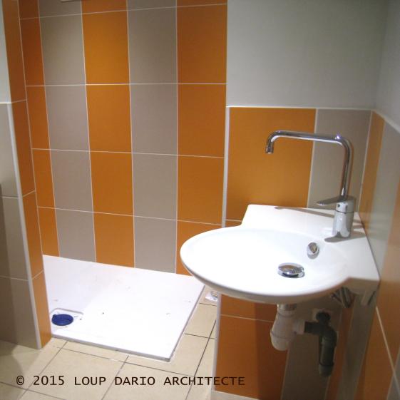 DOUCHE BAC PLAT ET VASQUE ASYMETRIQUE