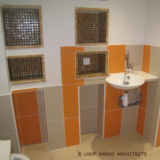DETAIL DES NICHES DE RANGEMENT DANS LA SALLE DE BAINS