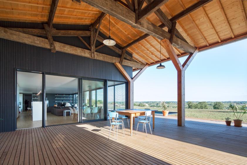 La terrasse couverte crée une entrée et permet de s'abriter du soleil.