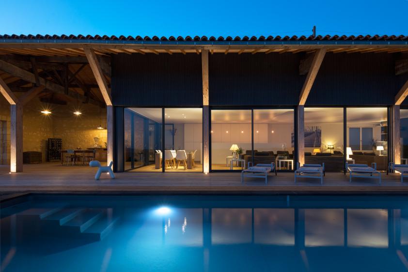 Vue de nuit sur séjour et piscine. Benoît Bost photographe.