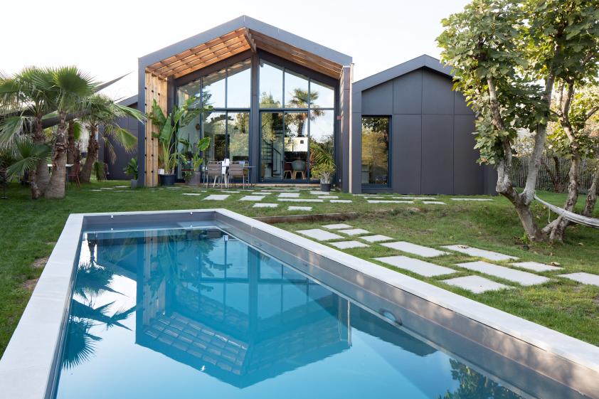 La maison s'ouvre sur son jardin et sa piscine. Benoît Bost photographe.
