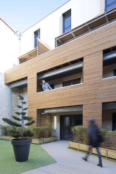 En cœur de parcelle, les balcons s'ouvrent sur le jardin.