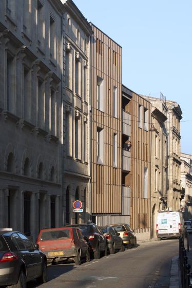 Le projet se construit avec ses voisins, en reprenant le rythme des façades.