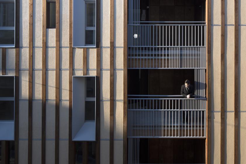 Le bois rythme la façade. Benoît Bost photographe.