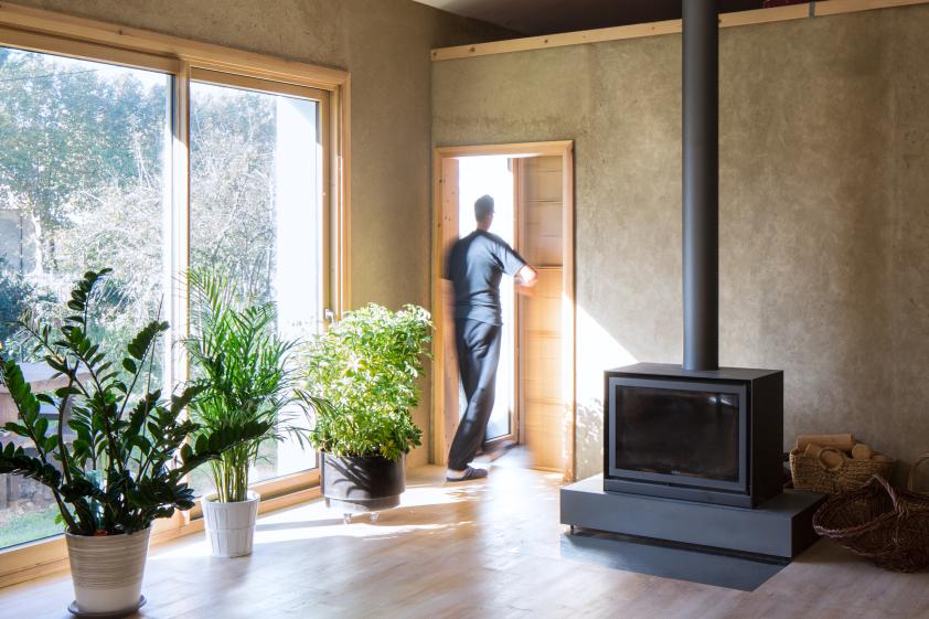 À l'intérieur, un enduit terre vient recouvrir la paille.