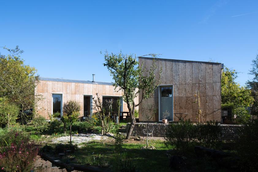 Les deux parties de la maison s'ouvrent vers le jardin.