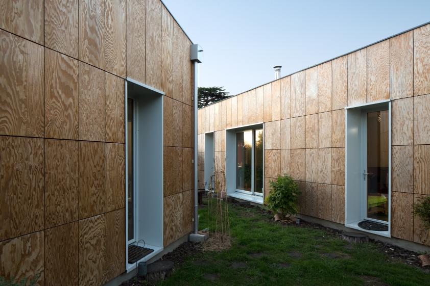 Le pavillon des invités dialogue avec la maison principale.