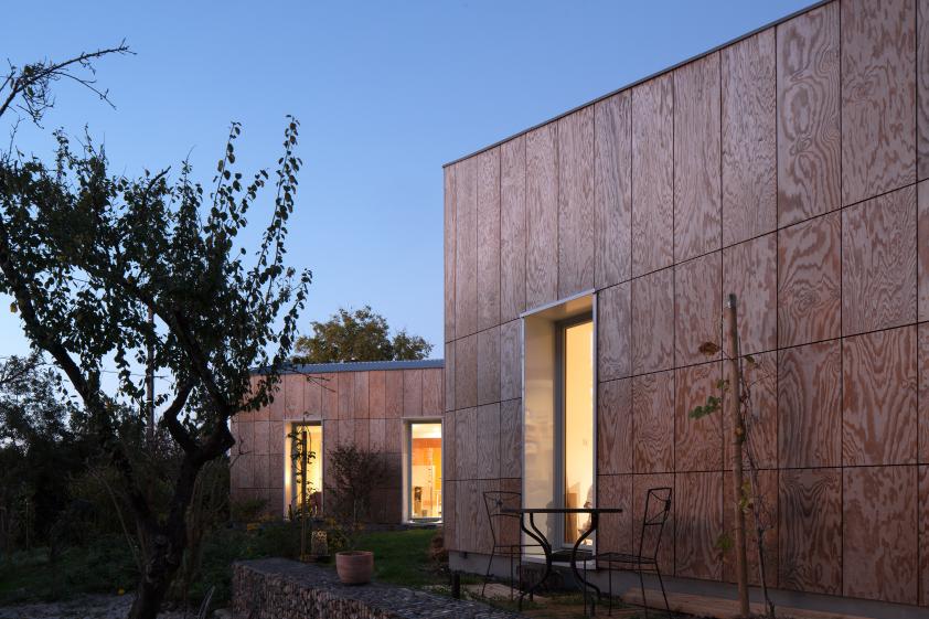 Deux ailes pour une seule construction. Projet Condat / whyarchitecture