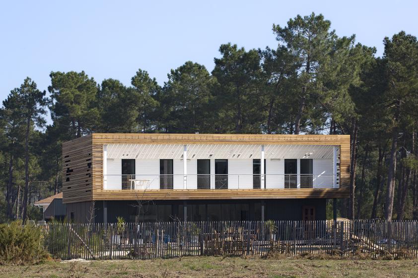 La façade principale. Benoit Bost Photographe. Projet Keypost / whyarchitecture