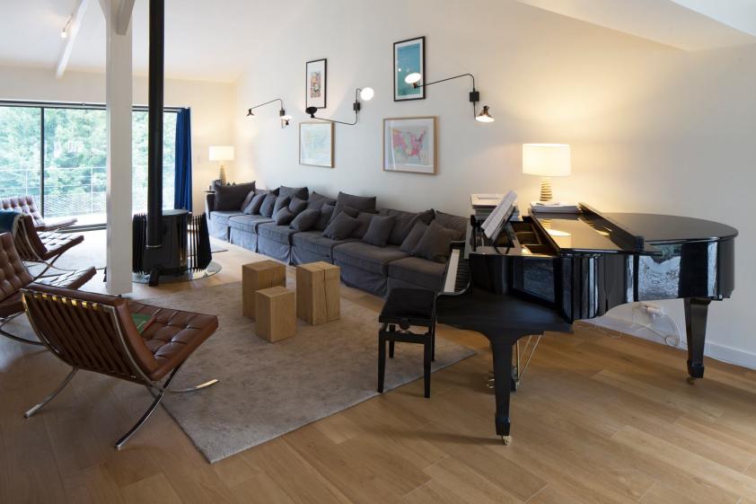 La maison est chauffée par une cheminée à haut rendement et un renvoi de chaleur