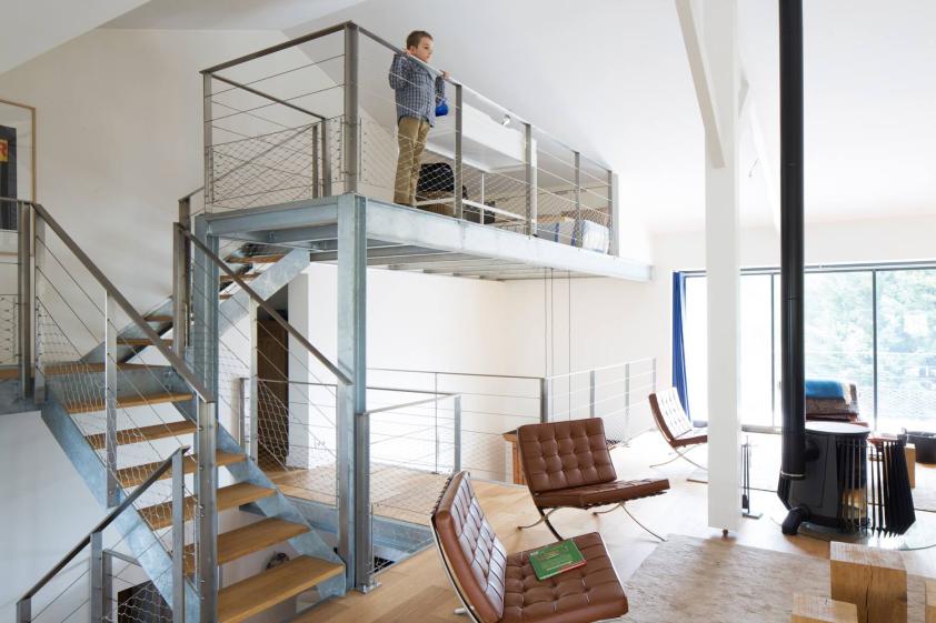 La mezzanine intérieure crée un dortoir d'appoint pour les enfants.