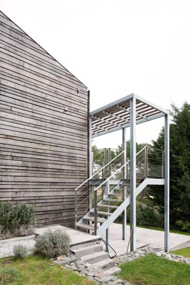 L'escalier extérieur, la façade en bois de différentes sections.