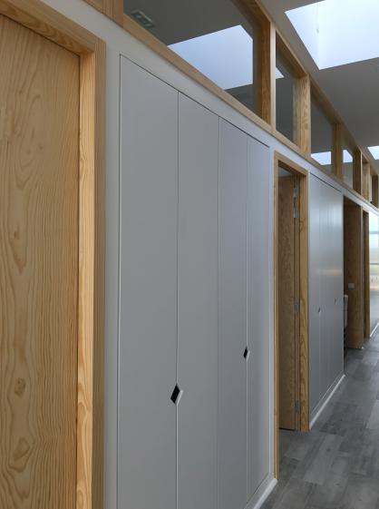 Bureaux SCI CAPI - Vue du couloir avec les portes en contreplaqué pin maritime e